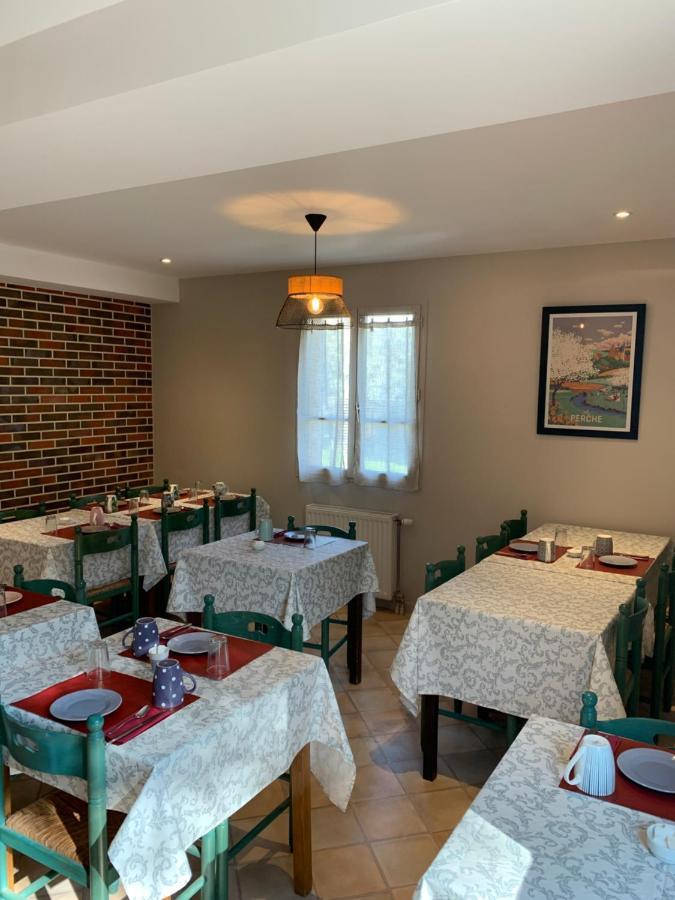 Logis-Hotel Restaurant Auberge Les Vallees Du Perche Vichères Exteriör bild