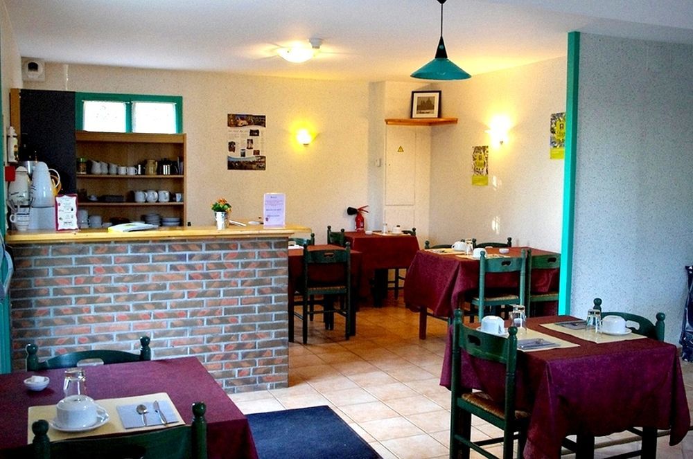 Logis-Hotel Restaurant Auberge Les Vallees Du Perche Vichères Exteriör bild