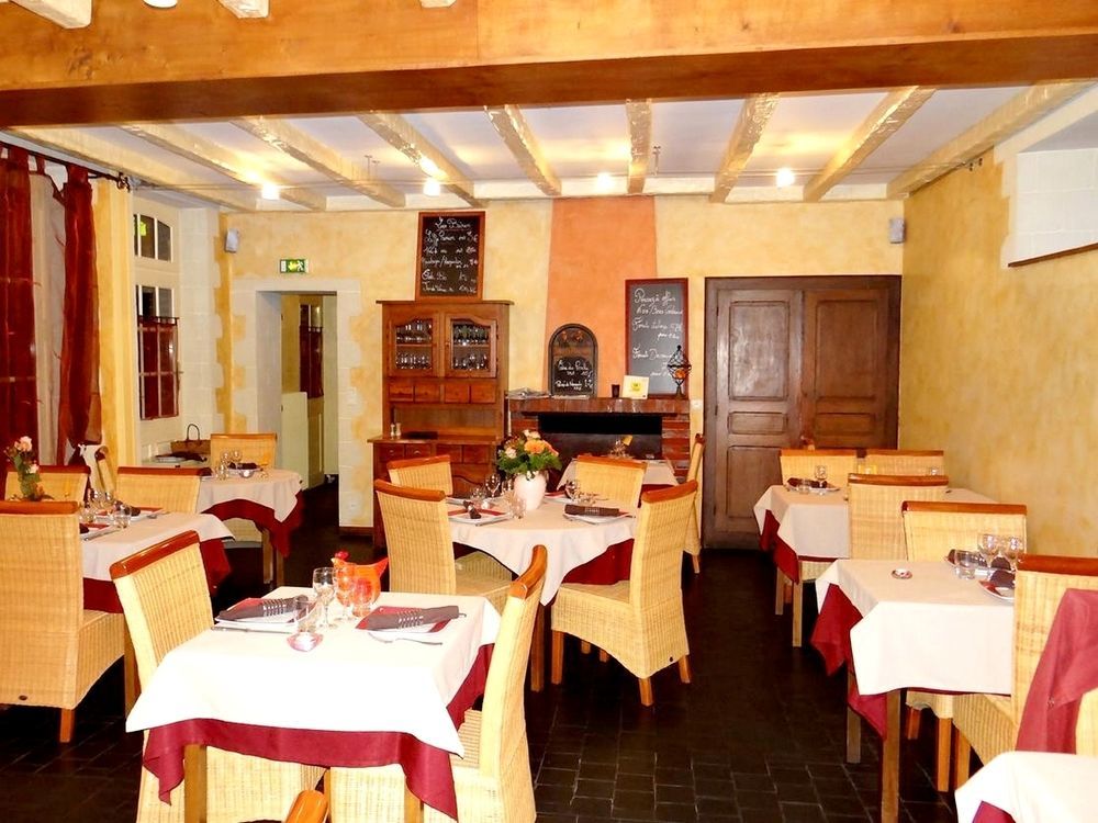 Logis-Hotel Restaurant Auberge Les Vallees Du Perche Vichères Exteriör bild